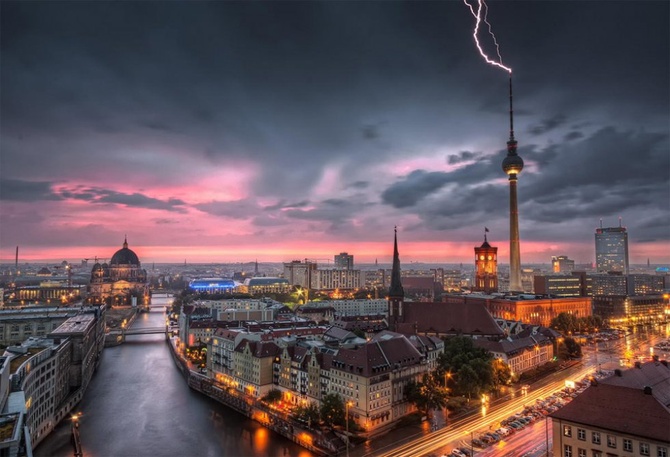 Молния бьет в телебашню на Александерплац в Берлине