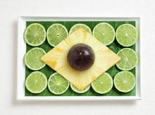 Флаг Бразилии из банановых листьев, липы, ананаса и маракуйи. фото 2