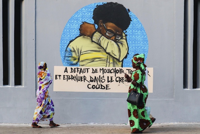 На стенах здания медицинского факультета Университета Шейха Анты Диопа, расположенного в Дакаре, столице Сенегала, предпочли сделать полезные, информативные граффити.  Фото: Getty Images/Anadolu Agency/Alaattin Dogru