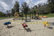 Детская площадка огорожена желтой лентой в парке Лос-Анджелеса в США. Из-за пандемии  здесь пусто. Лос-Анджелес, 20 марта ©Ted Soqui/SIPA USA фото 14