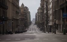 Пустая улица в туристической Барселоне. В Испании отделения интенсивной терапии близки к предельному заполнению. Барселона, 22 марта ©AP Photo/Emilio Morenatti фото 15