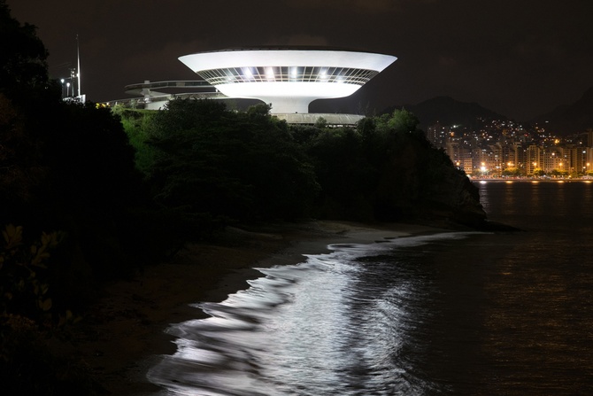 Музей современного искусства в Нитерое, Рио-де-Жанейро, Бразилия. Yasuyoshi Chiba/AFP/Getty Images