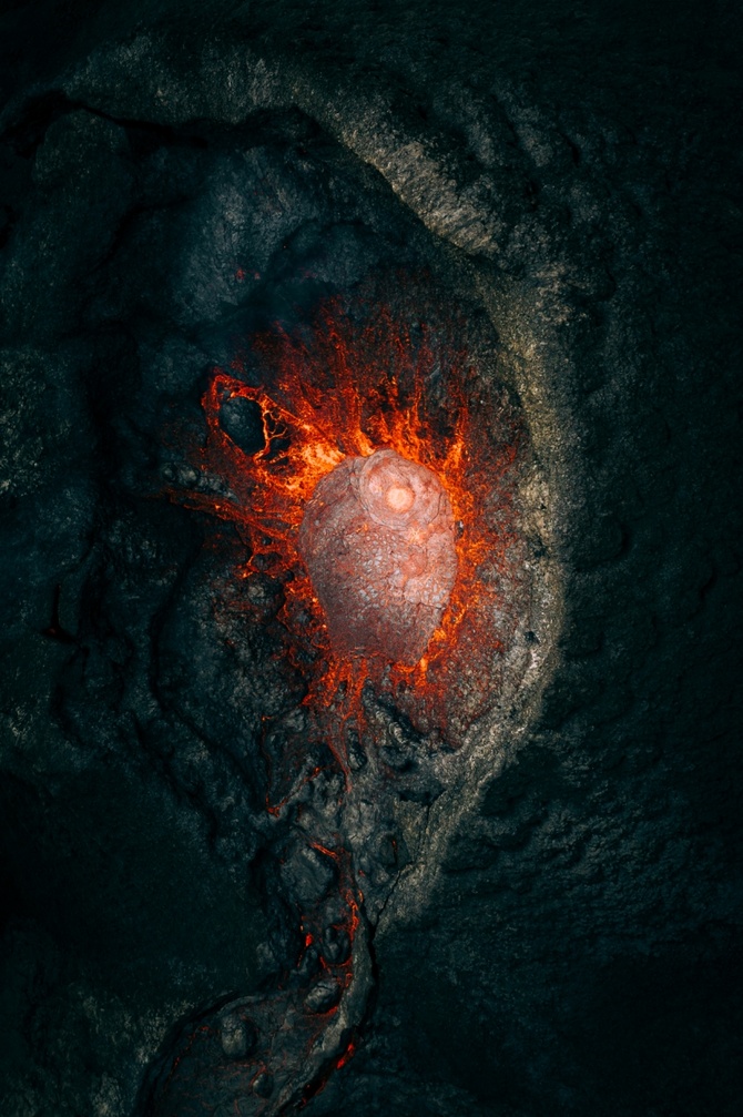 © Martin Sanchez (США) «Сверхгалактика», момент извержения вулкана в Исландии, внутренняя часть кратера. 1-е место в категории «Природа» | Drone Photo Awards 2021