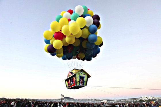 Політ у будинку на повітряних кульках, як в мульті Вгору 
