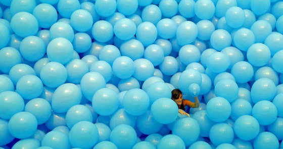 Назад у дитинство: інтерактивна інсталяція з повітряними кулями