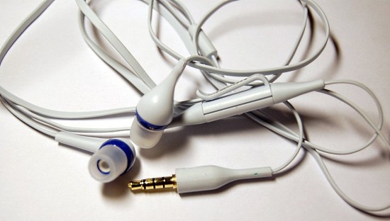 Як запобігти заплутування навушників в кишені або сумці?