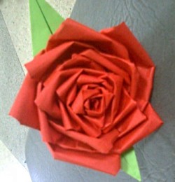 Як зробити симпатичну троянду з паперу