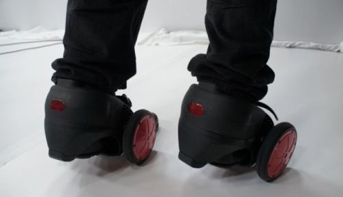 IT: робот-тарган, мультіджойстік і моторизовані черевики
