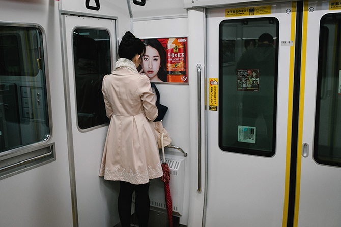 «Куда-нибудь в другое место», или 15 снимков горожан на улицах Токио