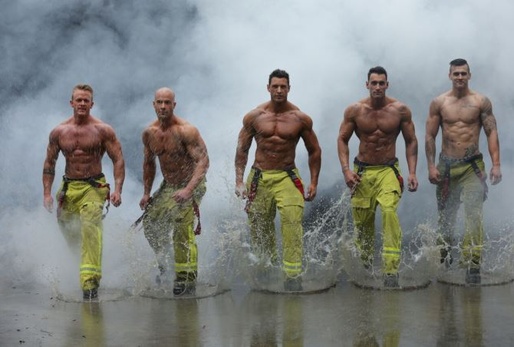 Фото австралийских пожарных для календаря-2022 стали очень популярными в Интернете