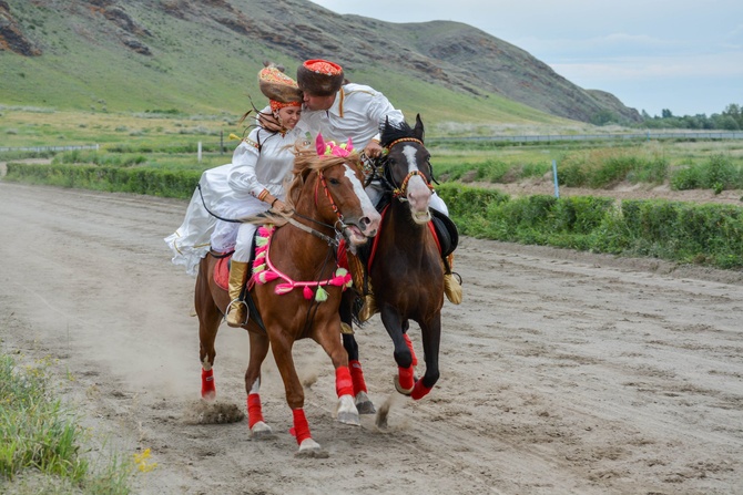 «Настиг!» – фотограф Максим Ахпашев. Демонстрация одной из старейших традиций кочевых народов, когда мужчина догоняет невесту и на скаку целует её, в то время пока одна отбивается от него плетью.