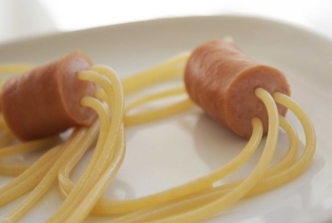 Воткните в сосиски спагетти и сварите. А если полить кетчупом...