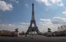 Вид на Эйфелеву башню в Париже на второй день после объявления тотальной изоляции для французов в стране из-за пандемии коронавируса. Париж, 18 марта ©Marc Piasecki/Getty Images фото 11