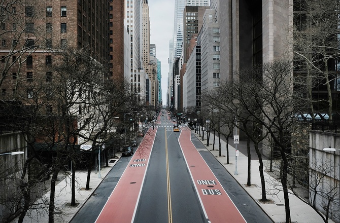 На 42-й улице — одной из самых оживленных на Манхэттене — почти не осталось пешеходов и автомобилей. В США школы, предприятия и офисы закрыты или ограничивают часы работы из-за пандемии коронавируса. Нью-Йорк, 22 марта ©Spencer Platt/Getty Images