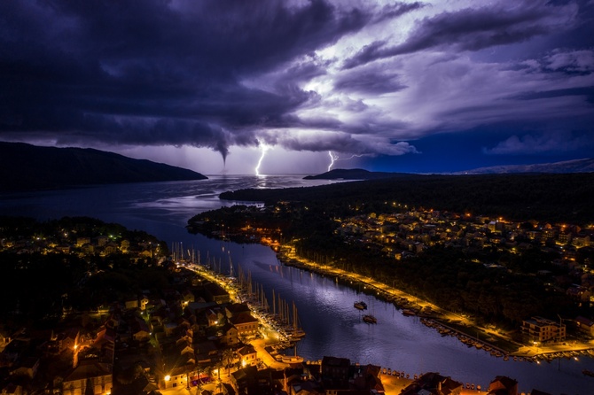 © Miroslav Zadravec (Хорватия) «Дикая ночь на Адриатике». Высокая оценка жюри в категории видео «Природа» | Drone Photo Awards 2021