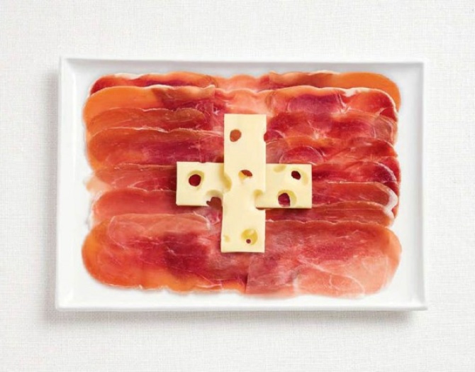 Флаг Швейцарии из мясных закусок и сыра Эмменталь.