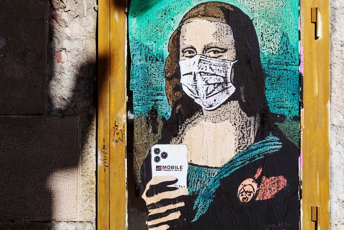 Мона Лиза – один из самых популярных объектов в творчестве уличных художников. В Барселоне ее не оставили без защиты и нарядили в маску. Фото: Getty Images/Miquel Benitez