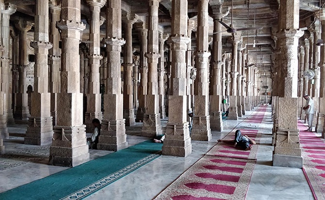 Не глюк, а колонны Делийской соборной мечети.