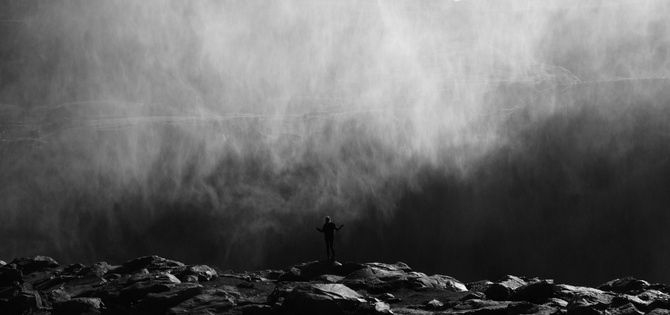 «У водопада Деттифосс», Александр Ивкович, огромный и мощный водопад поражается своими размерами и мощью низвергающихся вод
