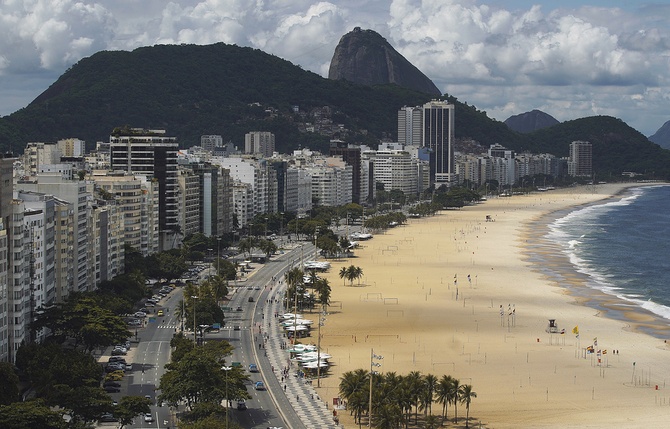 Пустой пляж Копакабана в Рио-де-Жанейро в воскресенье.  Рио-де-Жанейро, 22 марта ©Wagner Meier/Getty Images