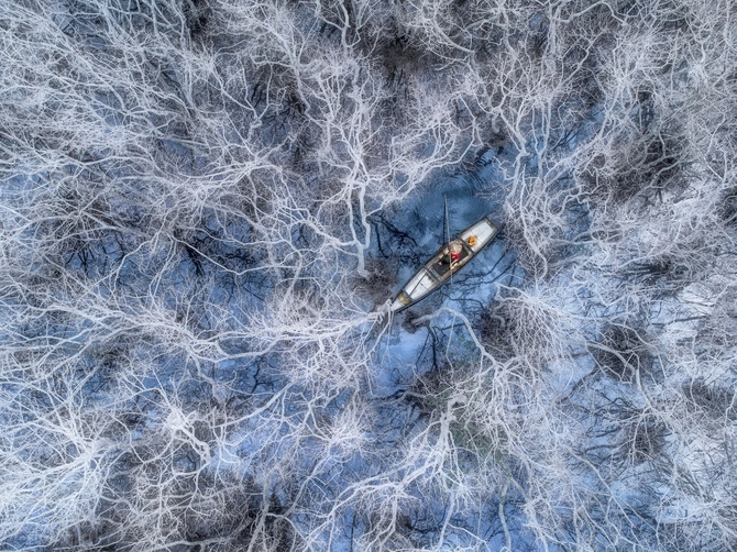 © Trung Pham Huy (Вьетнам) «Рыбалка в мангровом лесу». 1-е место в категории «Люди» | Drone Photo Awards 2021