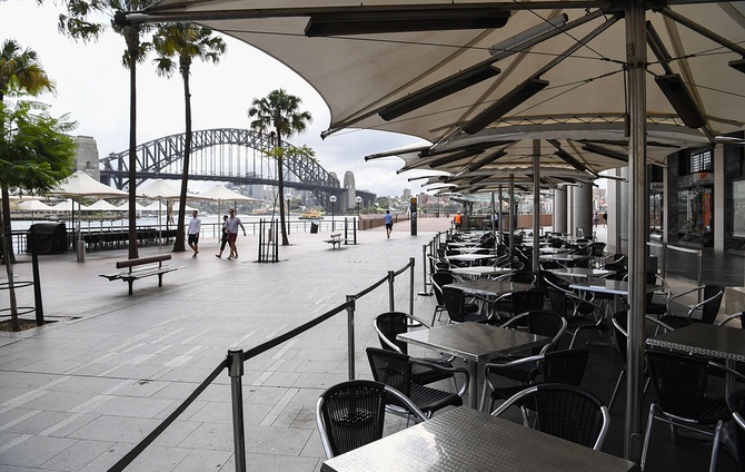 Закрытые рестораны и кафе в Сиднее в Австралии. Школы принимают учеников, но родители могут оставить детей дома по желанию. Сидней, 23 марта ©James D. Morgan/Getty Images