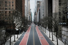 На 42-й улице — одной из самых оживленных на Манхэттене — почти не осталось пешеходов и автомобилей. В США школы, предприятия и офисы закрыты или ограничивают часы работы из-за пандемии коронавируса. Нью-Йорк, 22 марта ©Spencer Platt/Getty Images фото 13