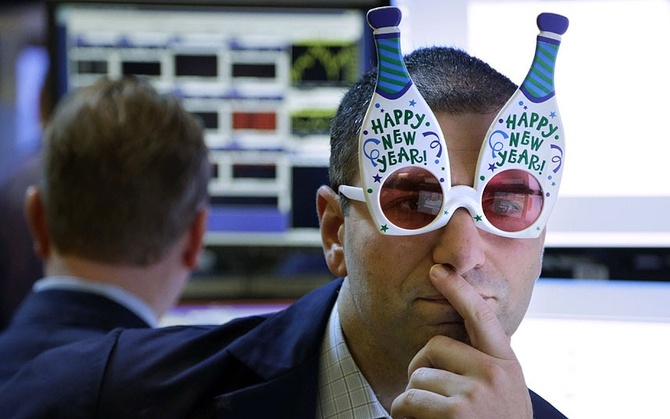 5. Трейдер Нью-йоркской фондовой биржи в праздничных очках в последний день 2012 года.