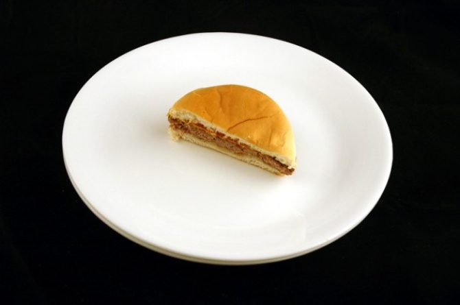 Чизбургер: 75 грамм = 200 калорий.