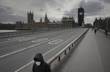 Человек в медицинской маске идет по пустому Вестминстерскому мосту, расположенному рядом со зданием парламента в центре Лондона. Лондон, 20 марта ©AP Photo/Matt Dunham фото 4