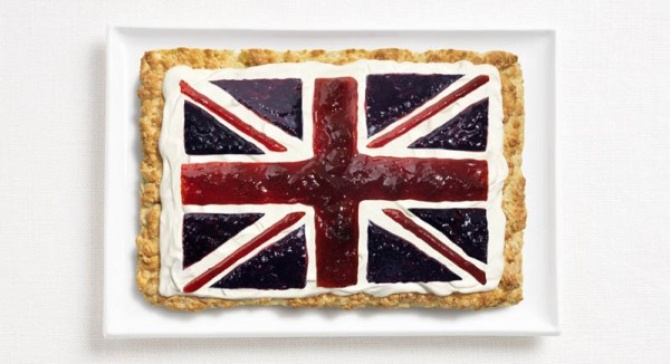 Флаг Великобритании из булочки, слива и джема.