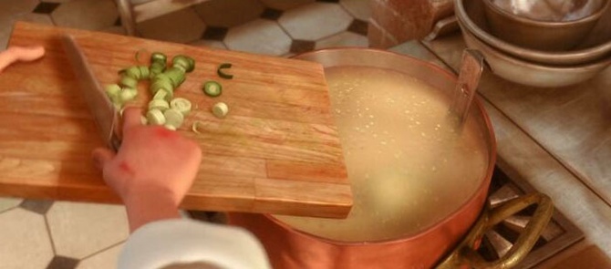 В «Рататуй», когда Лингвини режет лук-порей для супа, можно увидеть на разделочной доске зеленый мазок, который остается на деревянных досках после резки зелени. А на запястье мы видим следы укусов, так как Реми укусил его пару дней назад. 