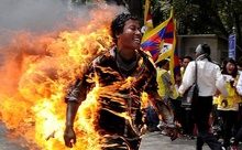 27-летний Джампел Еши, изгнанный из Тибета, поджег себя в знак протеста против предстоящего визита президента Китая Ху Цзиньтао в Нью-Дели. фото 3