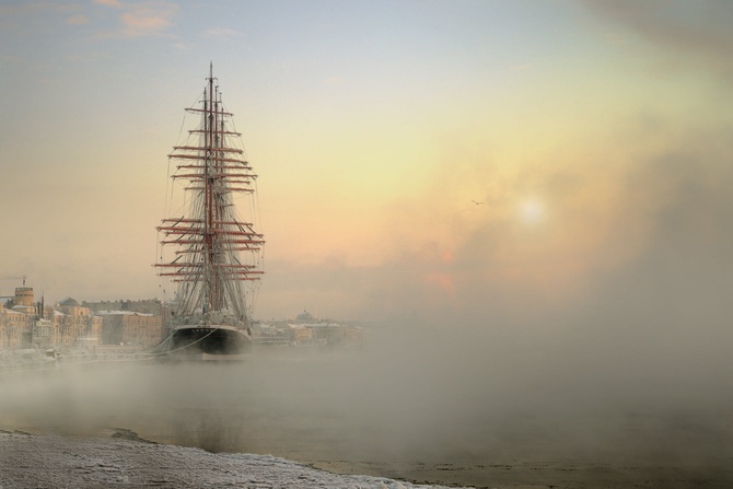 Корабль в утренней дымке на Неве. Ed Gordeev