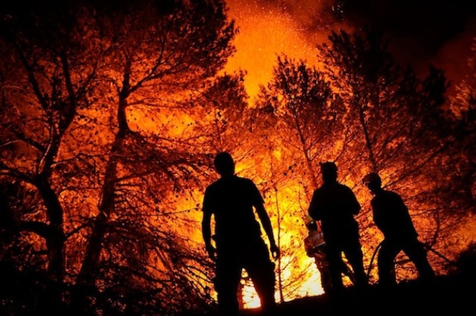 Пожарные пытаются справиться с огнем в Ла Торре де ле Макан, Испания.