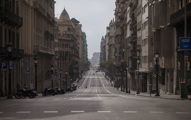 Пустая улица в туристической Барселоне. В Испании отделения интенсивной терапии близки к предельному заполнению. Барселона, 22 марта ©AP Photo/Emilio Morenatti