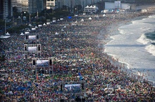 3 млн человек на пляже Копакабана, Рио фото 7