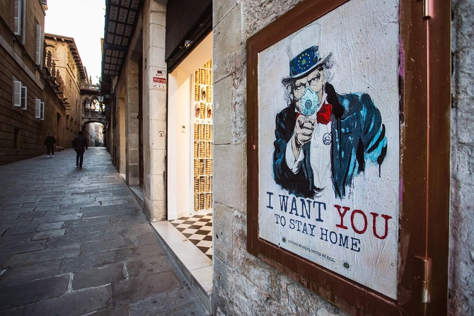 В Барселоне переделали классический плакат Дядей Сэмом. Теперь, вместо призыва в армию США, он призывает оставаться дома. Фото: Getty Images/Xavi Torrent