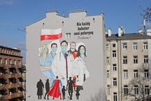 В Варшаве сделали гигантское граффити на стене дома, которое показывает, кто является настоящими, а не придуманными героями. Даже Супермен изображен маленьким и ждущим помощи от врачей и спасателей. Фото: REUTERS/Agencja Gazeta/Slawomir Kaminski фото 8