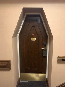 Не особо удачный дизайн двери номера в отеле фото 9