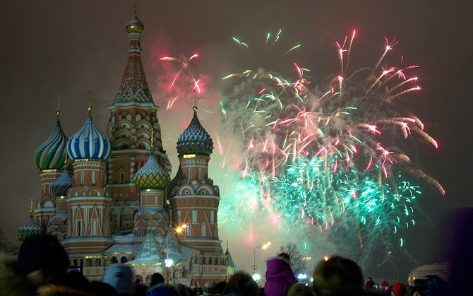 11. Покровский собор во время запуска праздничных фейерверков на Красной площади в Москве.