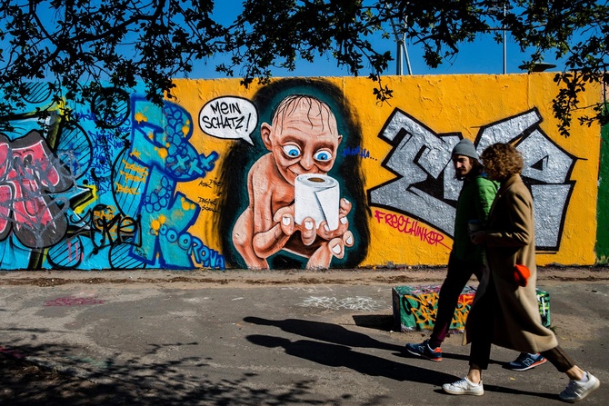  Работа немецкого уличного художника, высмеивающего ажиотажный потребительский спрос на товары первой необходимости. В центре внимания  - туалетная бумага,  которая пострадала от шуток больше всех.  Фото: Global Look Press/Emmanuele Contini