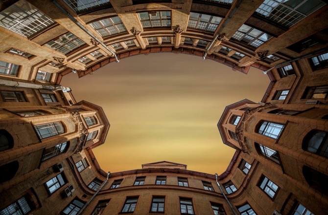Питерское небо из двора-колодца. Gustavo Rodríguez