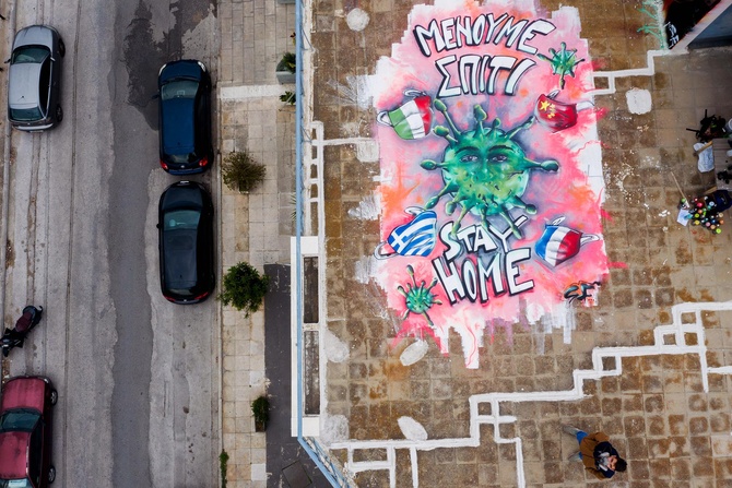Творение молодого художника из Греции, который на крыше своего дома показал борьбу стран Европы с коронавирусом, и оставил призыв «Оставайтесь дома» на греческом и английском языках. Фото: Global Look Press/Antonis Nikolopoulos