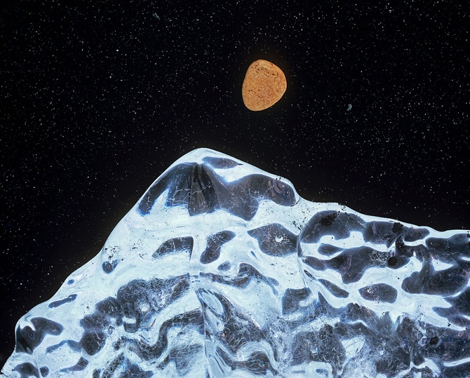 Лучшая фотография года - Стив Алтерман (Steve Alterman), «Верхушка айсберга. Феллсфьяра-2048», кадр, с омываемым морской водой куском льда, на черном вулканическом песке.