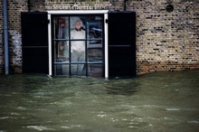 Житель города Дордрехт, Голландия, наблюдает за выском уровнем воды через окно своего дома. фото 4