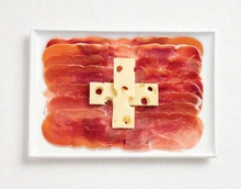 Флаг Швейцарии из мясных закусок и сыра Эмменталь. фото 12
