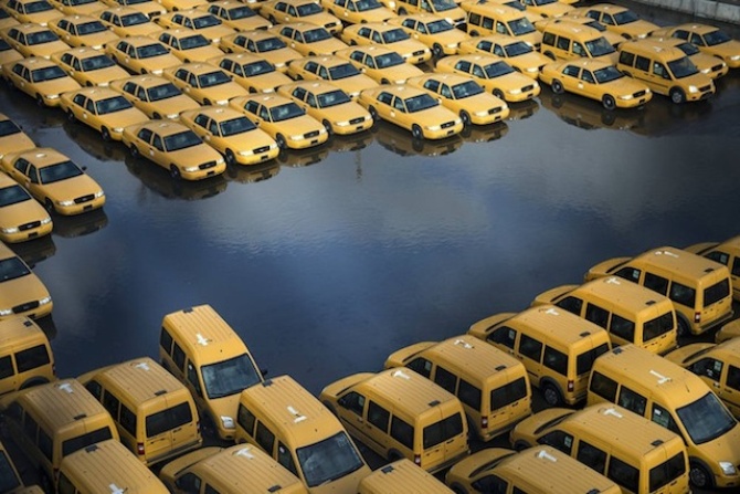 Новые таксомоторы на затопленной автостоянке в Нью-Джерси после урагана «Сэнди».