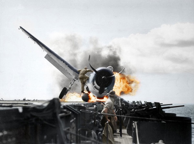 Крушение истребителя об авианосец, 1943