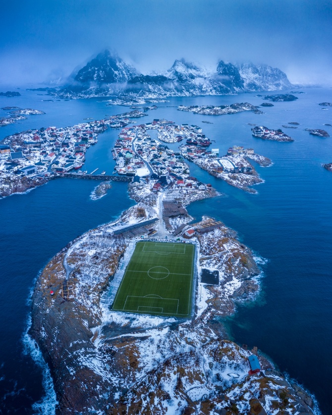 © Nando Harmsen (Нидерланды) «Henningsvær». Футбольное поле рыбацкого городка на Лофотенских островах. Высокая оценка жюри в категории видео «Город» | Drone Photo Awards 2021